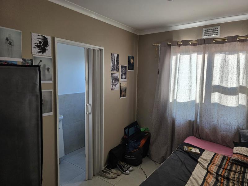 5 Bedroom Property for Sale in Mandela Park Western Cape